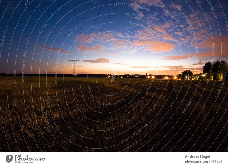 Abschied Feld Stoppelfeld Landwirtschaft Abend Nacht Abenddämmerung Nutzpflanze Langzeitbelichtung Fischauge Wolken Himmel rot blau Schatten Sonnenuntergang