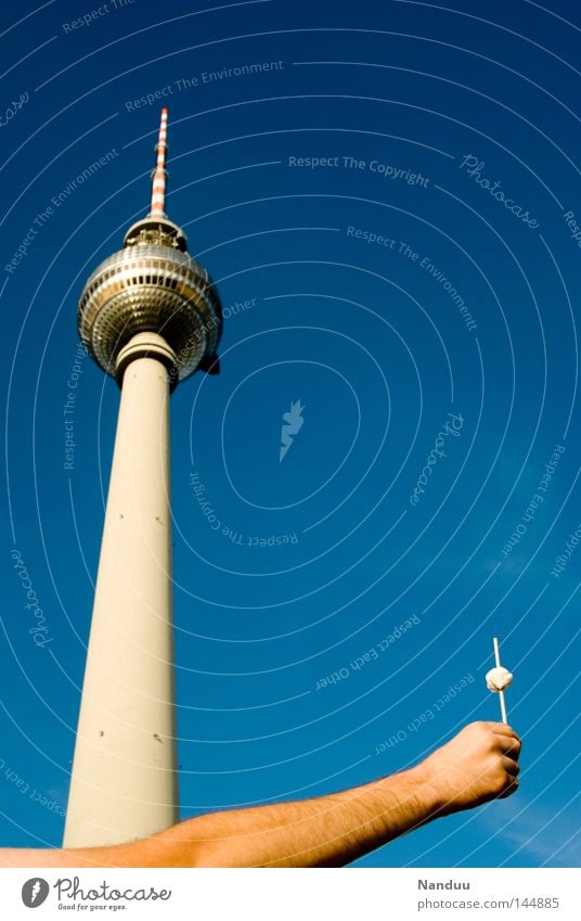 Souvenir Farbfoto mehrfarbig Außenaufnahme Sonnenlicht Froschperspektive Basteln Tourismus Sightseeing Städtereise Sommer maskulin Arme Hand Schönes Wetter