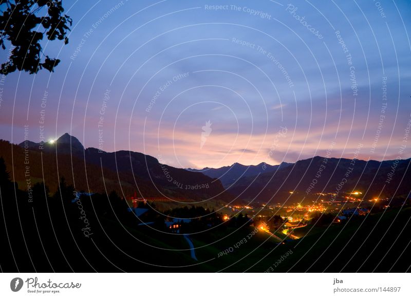 Abendstimmung Stimmung Sonnenuntergang Abenddämmerung untergehen Dorf Licht Berge u. Gebirge Wolken rosa blau Lampe Haus Blatt Geäst Zweige u. Äste verdeckt