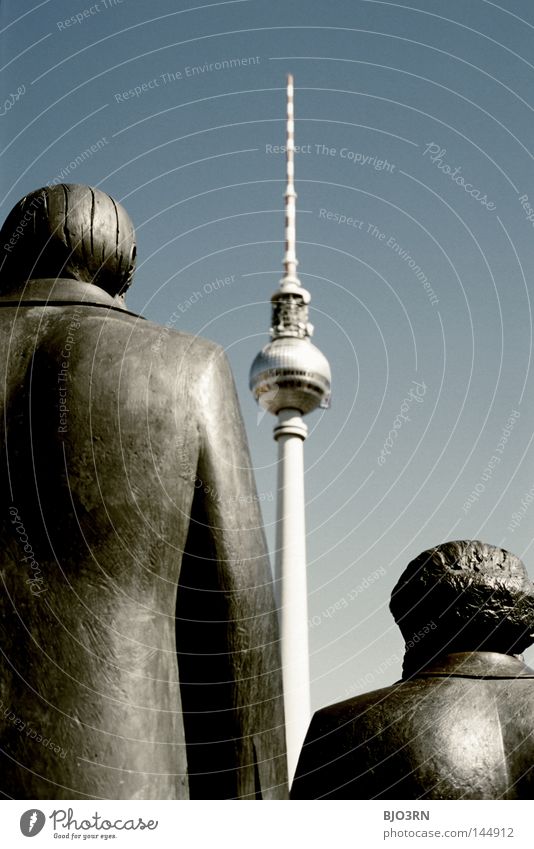 TRIO Turm Berlin Geschichtsbuch Aussehen Aussicht blau Politik & Staat Außenaufnahme Ausflug Deutschland Berliner Fernsehturm Kommunismus links Sozialismus