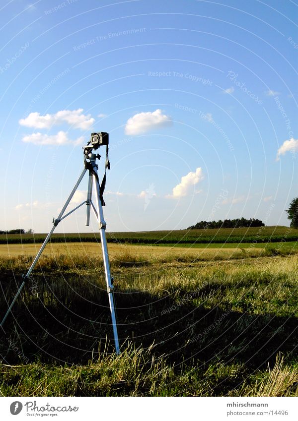 stativ in der landschaft Fotografieren Panorama (Aussicht) Stativ Wolken Feld Baum Wald Sommer Entertainment Himmel weg feld groß