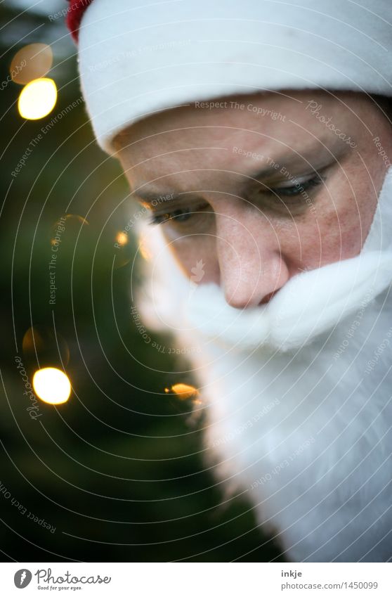 Nikolaus 2 Lifestyle Freizeit & Hobby Weihnachten & Advent Weihnachtsmann Gesicht Bart 1 Mensch Mütze Vollbart Unschärfe Lichtpunkt hören Blick besinnlich