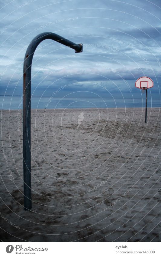 Nur der halbe Spass Spielen Strand See Meer Küste Ständer Korb Kies Sandstrand Wolken Abendsonne Abenddämmerung Hälfte fehlen kaputt Einsamkeit leer spät