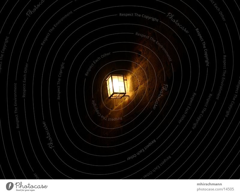 burgleuchte Nürnberg Lampe Licht dunkel Wand Mauer hell Lichterscheinung Schatten Stein Burg oder Schloss