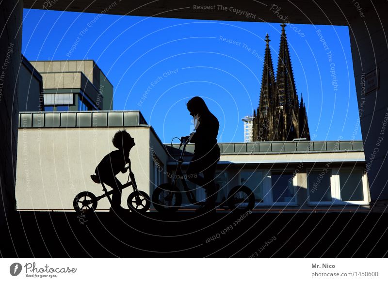 schättroom Freizeit & Hobby Spielen Fahrradfahren maskulin feminin Mädchen Junge Geschwister Freundschaft Kindheit 2 Mensch Wolkenloser Himmel Stadt Dom Tunnel