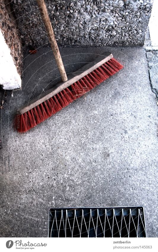 Besen Kehren Sauberkeit Reinigen Bürgersteig Eingang Ausgang Besenstiel Hexe Handwerk Dienstleistungsgewerbe Häusliches Leben feger reinigungsdienst