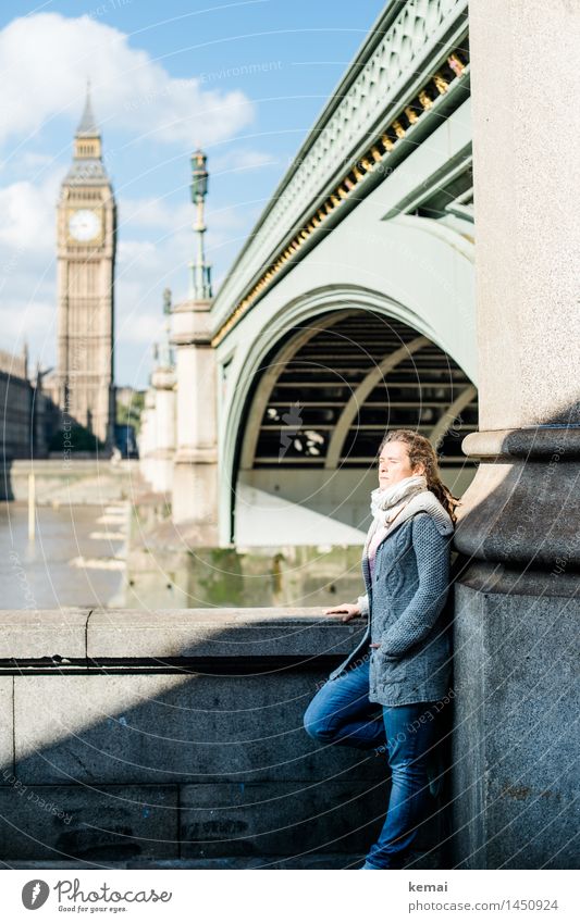 Catching some rays Lifestyle Stil Ferien & Urlaub & Reisen Ausflug Sightseeing Städtereise Mensch feminin Frau Erwachsene Leben 1 30-45 Jahre London