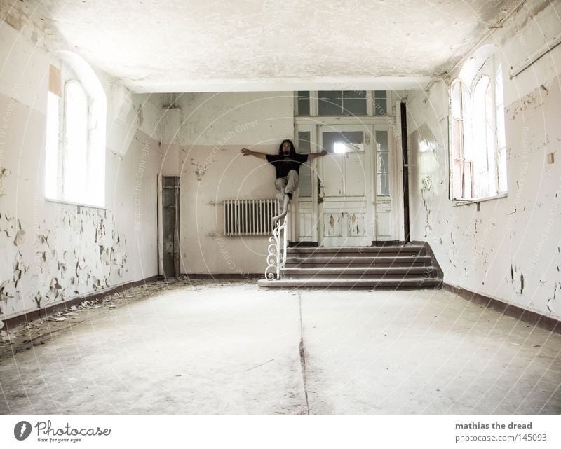 WHITEWASH WALLS hell weiß grell Licht Fenster Sonnenlicht Gang Halle Flur Treppe Wege & Pfade Tür steigen Klettern Erstbesteigung Fußtritt Beine stehen Reinigen