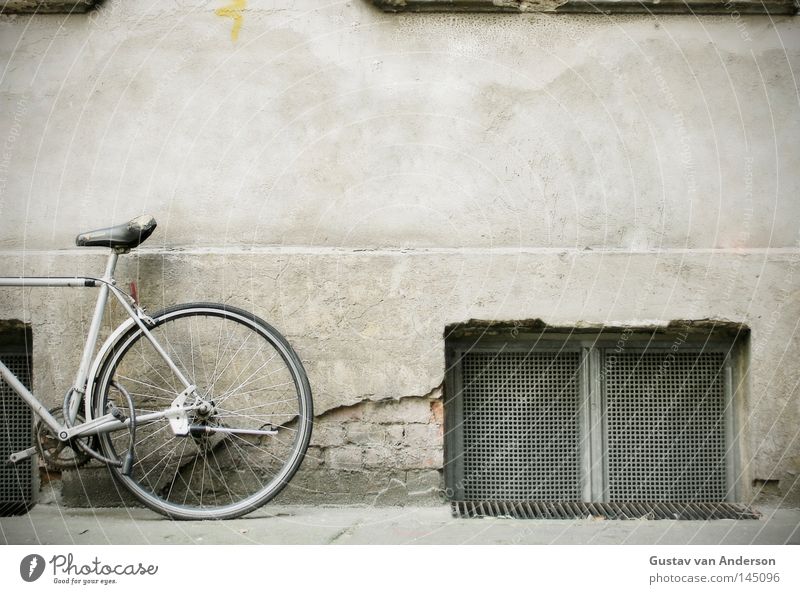 Standrad Fahrrad Wand Fenster Keller Kellerfenster Gitter Putz Fassade Eisen Gestell Fotografie Hinterhof Dinge Sitzgelegenheit Anschnitt Rahmen Metall