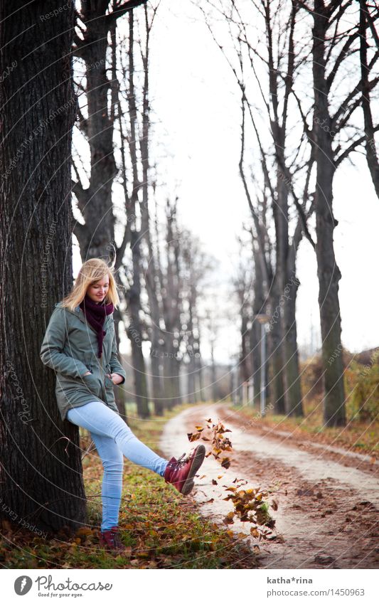 Herbstspielerei . Mensch feminin Junge Frau Jugendliche 1 18-30 Jahre Erwachsene Baum Blatt Park Jena Wege & Pfade Spielen blond Glück schön niedlich braun rot