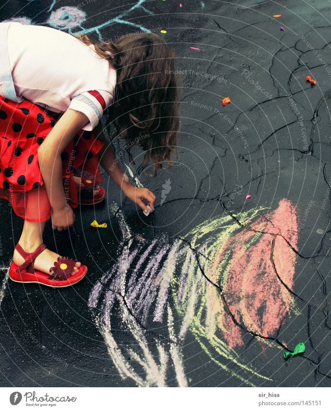 Unsere Stadt soll schöner werden Mädchen Kinderspiel Linie oben Asphalt Luftballon geplatzt Herbst Freude Vergänglichkeit Straße Kreide zeichnen Riss Regen