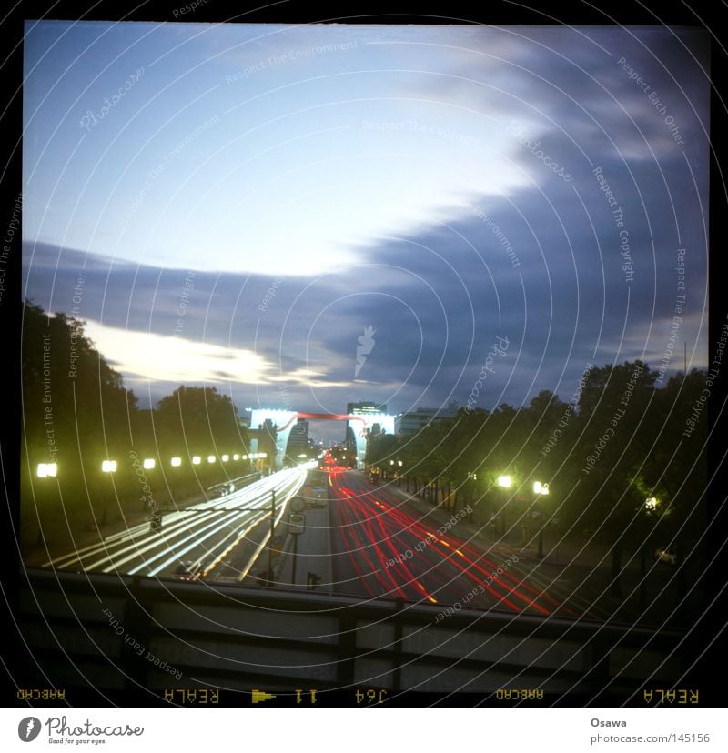 17.06 Langzeitbelichtung Straße Verkehr KFZ PKW Scheinwerfer Autoscheinwerfer Rücklicht Fahrbahn Hauptstraße Stadt Himmel Dämmerung Abend Sonnenuntergang Wolken