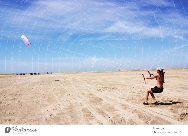 Standhaft Farbfoto Außenaufnahme Tag Ferne Sommer Strand Frau Erwachsene Wolken Wind festhalten fliegen toben stark blau Rømø himmelblau Funsport Drache