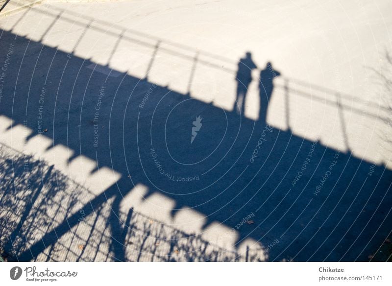 Down the bridge Brücke Schatten Mann Silhouette Paar Schwarzweißfoto paarweise