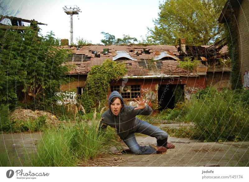 Ich krieg dich. Mensch Lebewesen Frau Haus Gebäude Baracke kaputt verfallen Einsamkeit schäbig schädlich Natur Bauernhof Stall Wachstum Pflanze Gras Bauschutt