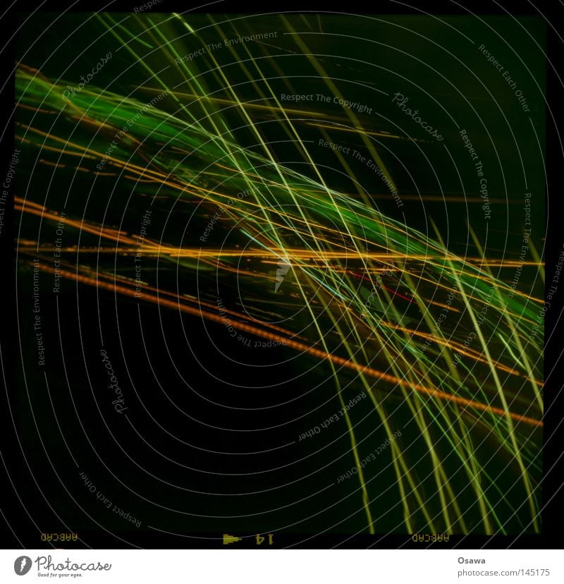 Nachtsicht Licht hell Streifen Leuchtspur Spuren Langzeitbelichtung dunkel grün gelb orange schwarz Kreuz Mischung Straßenkreuzung Wegkreuzung Stern (Symbol)