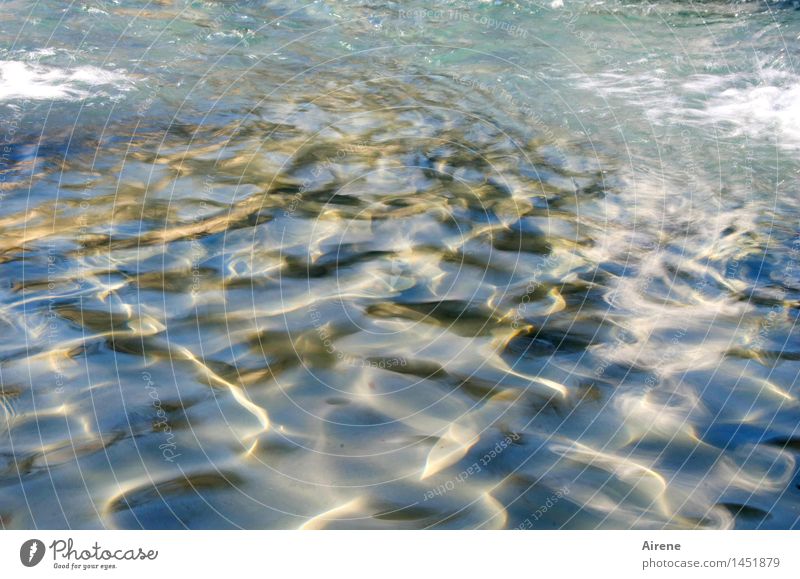 Imago Urelemente Wasser Brunnen Wellenlinie Wellenform Bewegung glänzend Flüssigkeit hell blau gold weiß Leichtigkeit rein gießen fließen spritzen Sauberkeit