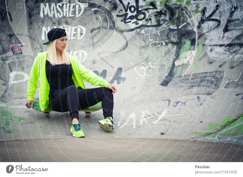 Skate it Lifestyle Sport Sportler Skateboarding Sportstätten Halfpipe feminin 1 Mensch 18-30 Jahre Jugendliche Erwachsene Mauer Wand Basecap Fitness sitzen