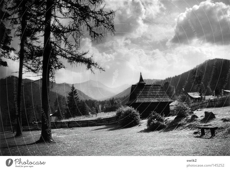 Auf der anderen Seite Berge u. Gebirge Umwelt Natur Landschaft Pflanze Luft Himmel Wolken Gewitterwolken Horizont Klima Schönes Wetter Baum Gras Kirche