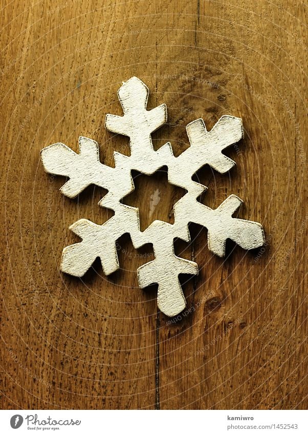 Große hölzerne Schneeflocke. Design Glück schön Winter Dekoration & Verzierung Feste & Feiern Weihnachten & Advent Natur Holz Ornament alt hell neu retro weiß