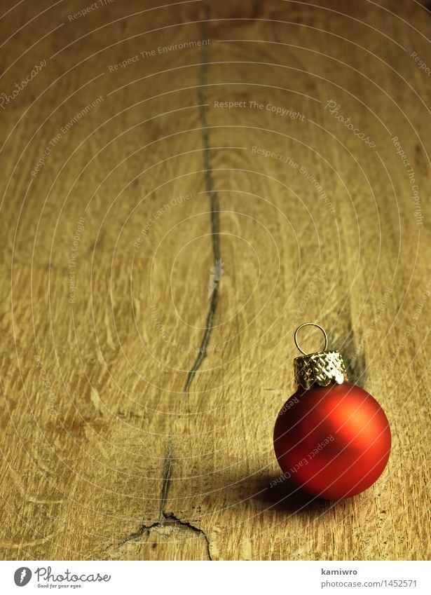 Rote Weihnachtskugel. Design Glück Winter Dekoration & Verzierung Tisch Feste & Feiern Weihnachten & Advent Natur Pflanze Holz Ornament alt dunkel natürlich neu