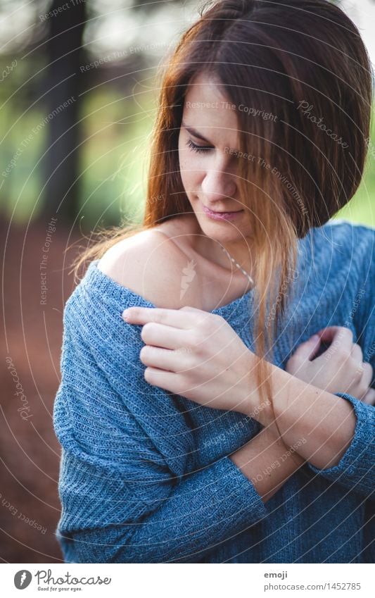 soft feminin Junge Frau Jugendliche 1 Mensch 18-30 Jahre Erwachsene brünett langhaarig schön kuschlig Farbfoto Außenaufnahme Tag Schwache Tiefenschärfe Porträt