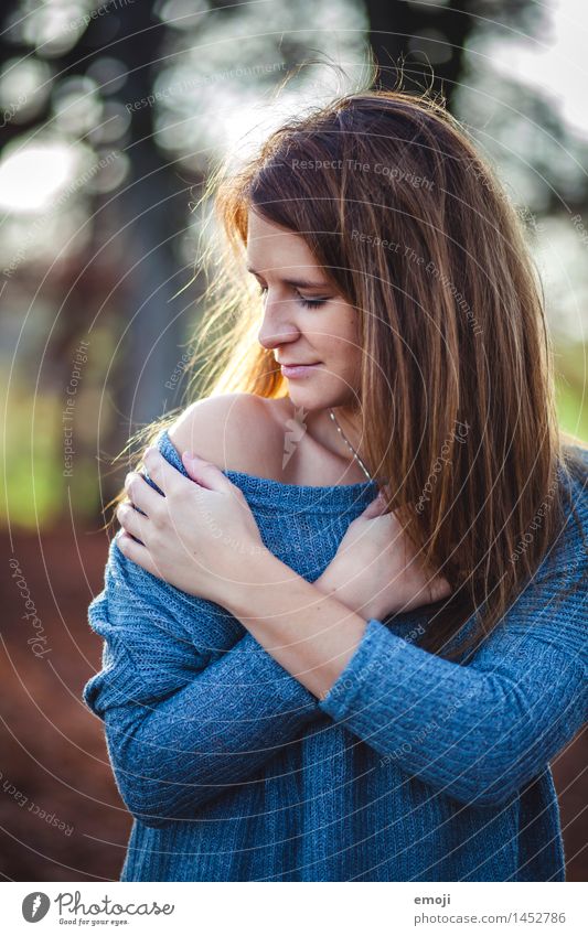 spring feminin Junge Frau Jugendliche 1 Mensch 18-30 Jahre Erwachsene brünett langhaarig schön kuschlig natürlich Erotik Farbfoto Außenaufnahme Tag