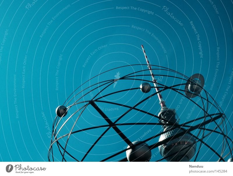 Zeit und Universum Sputnik analog Dia Weltzeituhr Berlin Berliner Fernsehturm Sommer Himmel Mechanik fantastisch Wahrzeichen Denkmal Lomografie Vergänglichkeit