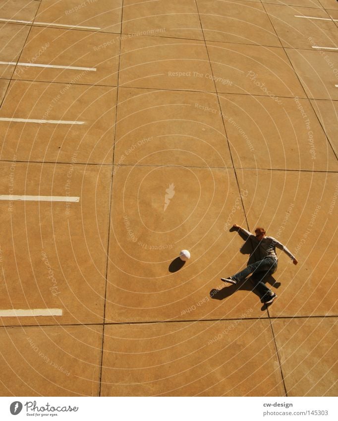 URBAN GAMES pt.VI Beton hart kalt Sport Spielen Körperspannung Freizeit & Hobby Linie Streifen Muster Rhythmus Ordnung parken Parkplatz Parkdeck Parkhaus leer