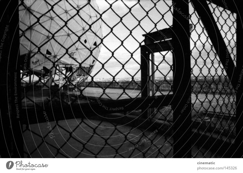 Hinter Gittern Zaun Tür Grunewald USA Radarstation Kugel Himmel Geräusch Stimmung Kontrolle unheimlich Dach Wind verfallen Einsamkeit zerstören Schwarzweißfoto