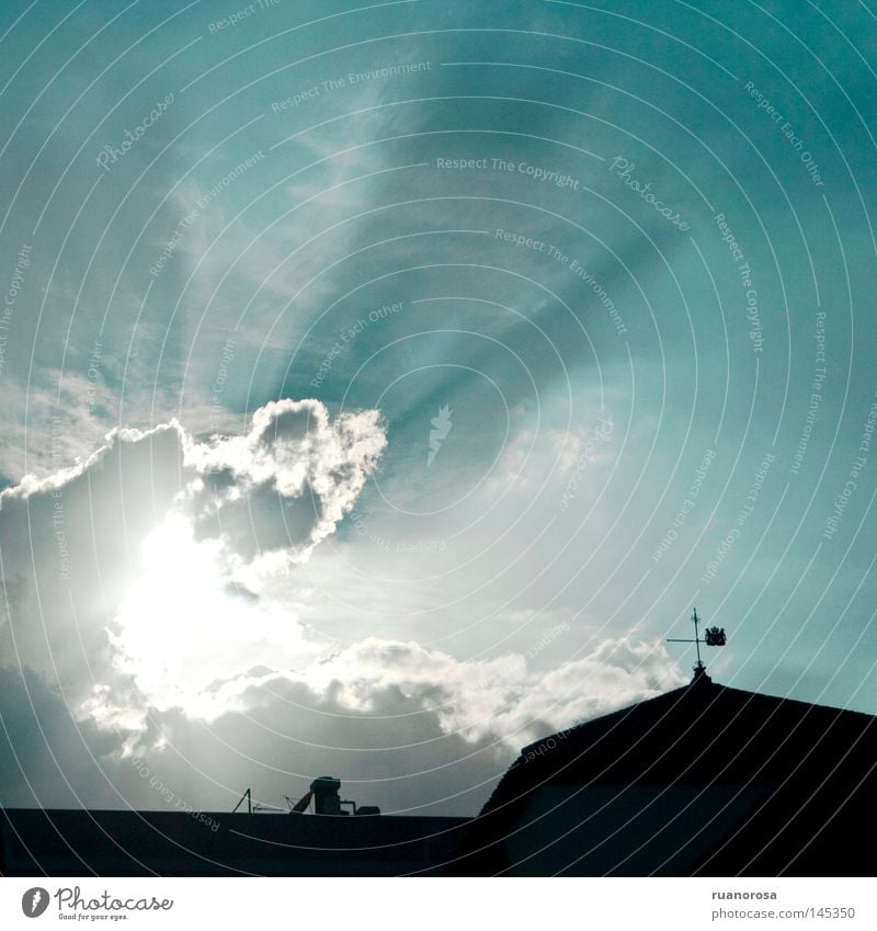 Himmelshoch Gebäude Wolken Sonne Wetterhahn Decke Licht Schatten Tag blau