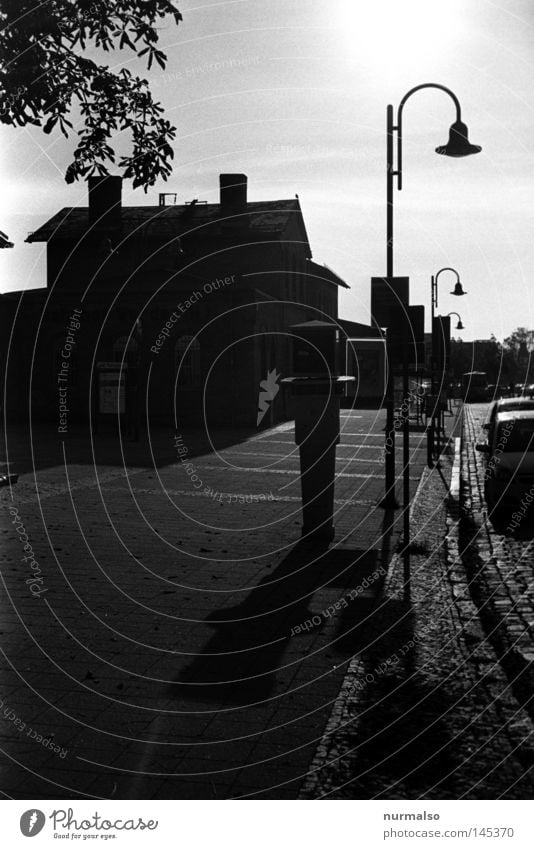 Morgen 2 im Speckgürtel Werder Havel Bahnhof Halt Bordsteinkante Bürgersteig Stimmung analog Laterne Gebäude Straße Stein graphisch Station Haltestelle