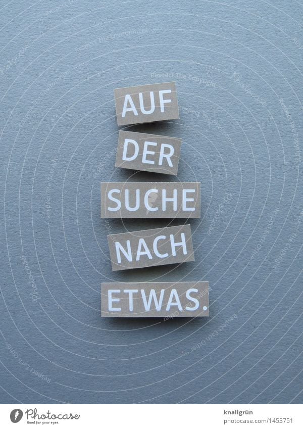 AUF DER SUCHE NACH ETWAS. Schriftzeichen Schilder & Markierungen Kommunizieren eckig grau weiß Gefühle Stimmung Vorfreude Mut Neugier Abenteuer entdecken