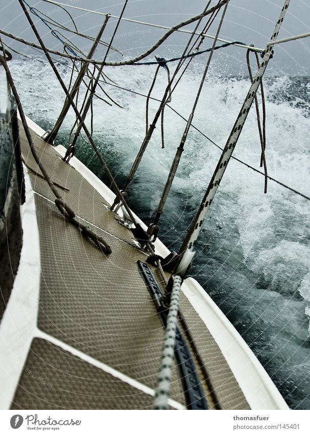 Segelboot in rauer See Segeln hart Sturm Wind Wellen Westen Indien Gegenwind Abenteuer Sport Wassersport Gischt Wellenform Wellenbruch Wasserfahrzeug