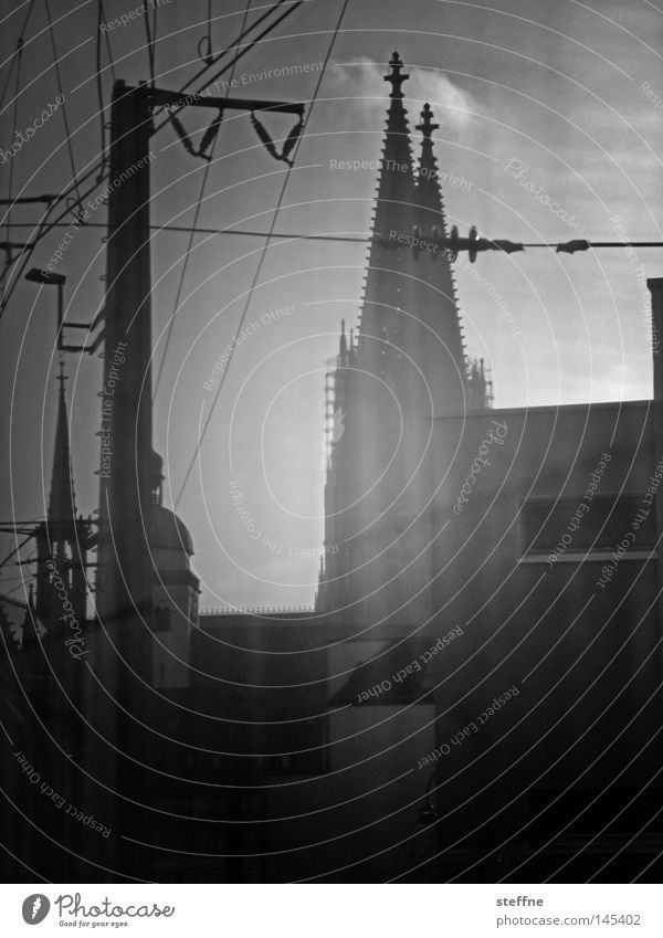 Photokina, bitte aussteigen Köln Dom Eisenbahn Elektrizität Stadt schwarz weiß Religion & Glaube Kirche Zufahrtsstraße Gotteshäuser Wahrzeichen Denkmal Kölle