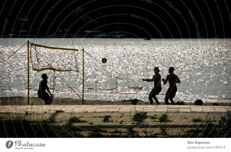 Summer Games Volleyball Ball Netz Strand Sand Meer See Wasser Wellen Sommer Ferien & Urlaub & Reisen Schwimmbad Freibad sportlich Sport Freude Gegenlicht