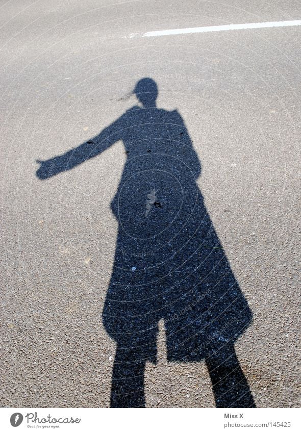 the hitchhiker Farbfoto Außenaufnahme Schatten Silhouette Frau Erwachsene Hand Schönes Wetter Straße Wege & Pfade Stein fahren grau schwarz Schattenspiel