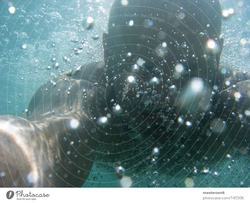 blubbers Luftblase Mann tauchen losgelöst kalt Stimmung mystisch geheimnisvoll Außenaufnahme Kunst Kultur Meer Wasser blau Unterwasseraufnahme Arme Gesicht down