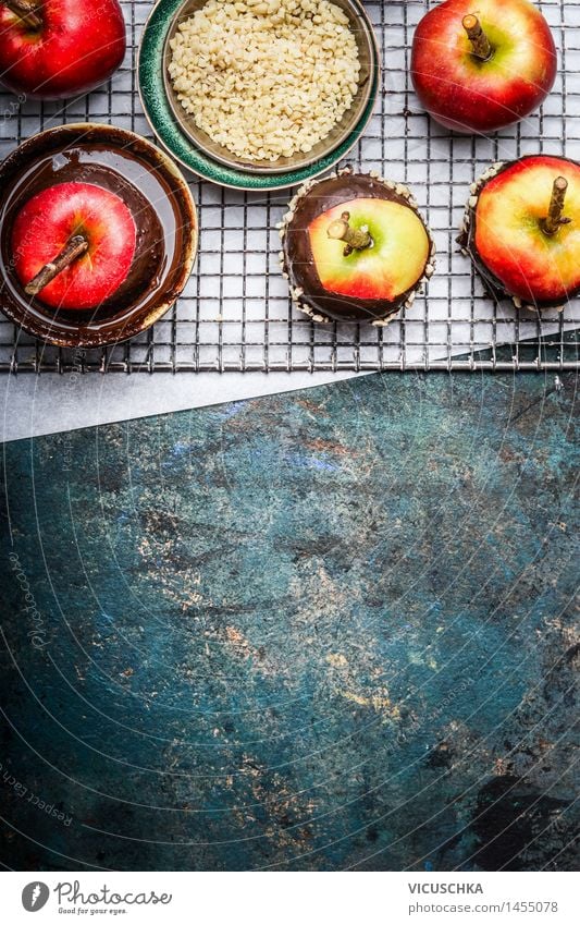 Äpfel mit geschmolzene Schokolade und gehackten Mandeln Lebensmittel Apfel Dessert Süßwaren Ernährung Festessen Stil Design Freude Feste & Feiern Erntedankfest