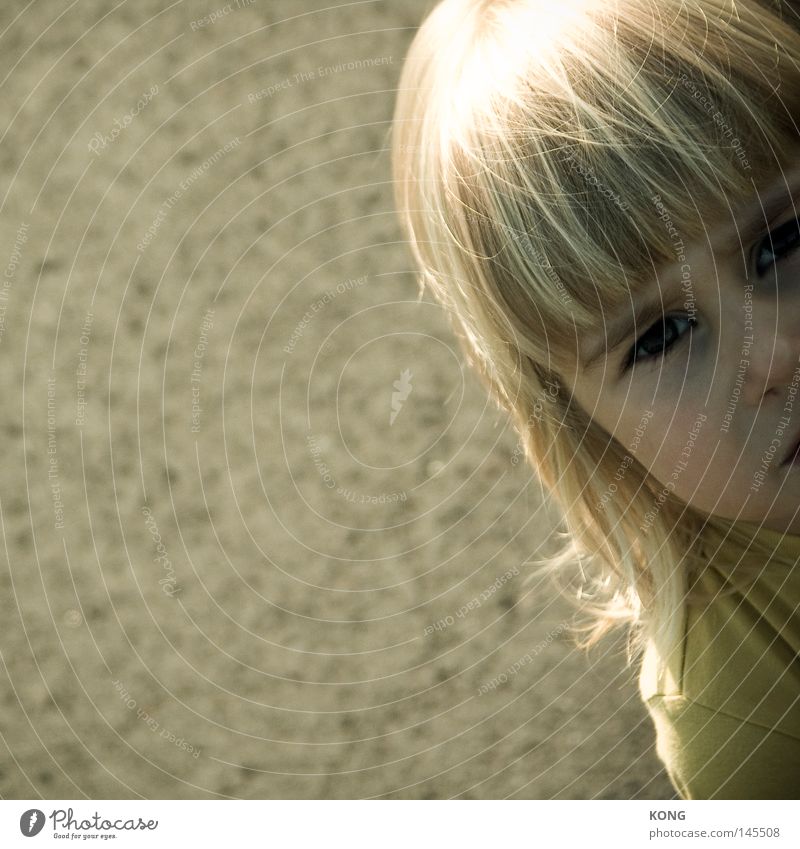 nicht fotokamerieren papa. Auge Blick skeptisch Porträt Kind Pony Hälfte Vogelperspektive ernst Wut angefressen genervt Kleinkind Ärger Blick nach oben child