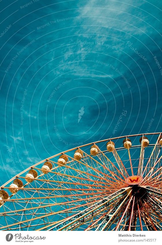 Kirmes Riesenrad Jahrmarkt Wolken grün Grünstich streben Stahl Fahrgeschäfte Schausteller Feiertag Freude Anschnitt Detailaufnahme hoch Niveau querschnitt