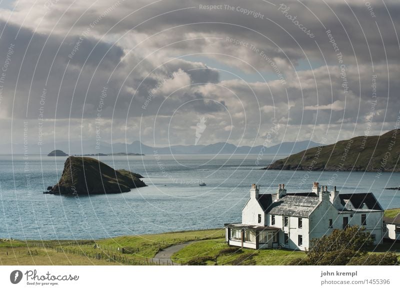 Haus am Meer Wolken Sommer Küste Bucht Insel Schottland Isle of Skye Fischerdorf Einfamilienhaus Fassade dunkel maritim Glück Optimismus Sicherheit Schutz