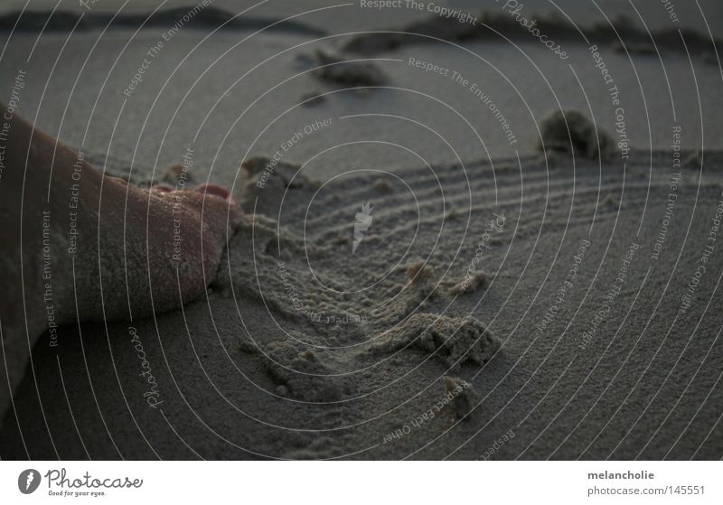 Think of You Gedanke Fernweh Heimweh Erholung vermissen Strand Meer Spielen Kunst poetisch Gefühle Herz Sand Fuß Denken Wasser schreiben streichen geschmackvoll