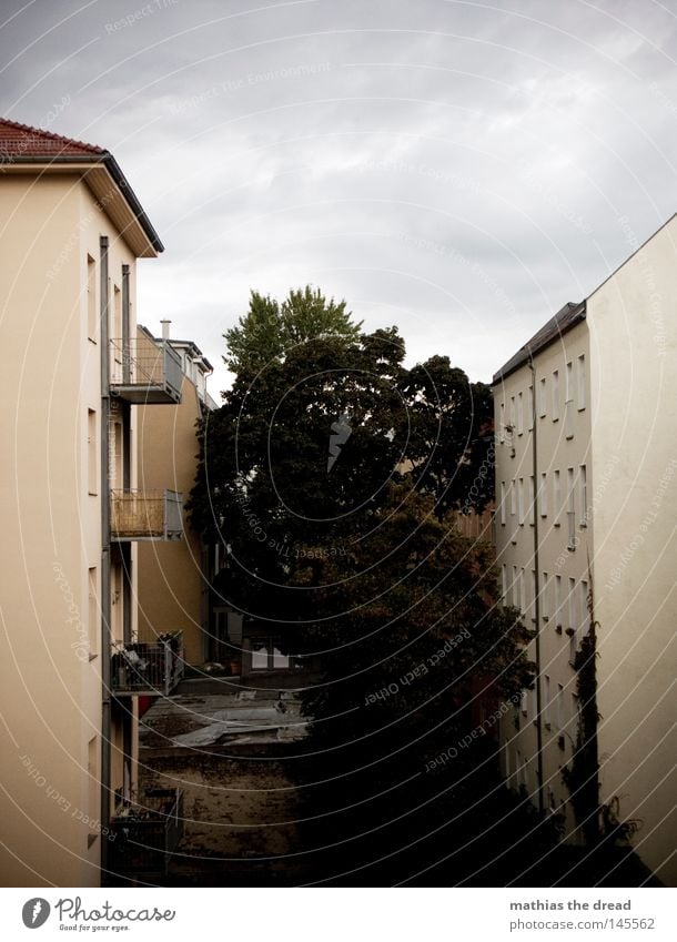 INNENhofARCHITEKTUR bei GRAUEM HIMMEL dunkel Gewitter Regen Urelemente Naturgewalt nass feucht Wassertropfen Tropfen Haus Terrasse Innenhof Stadt Himmel