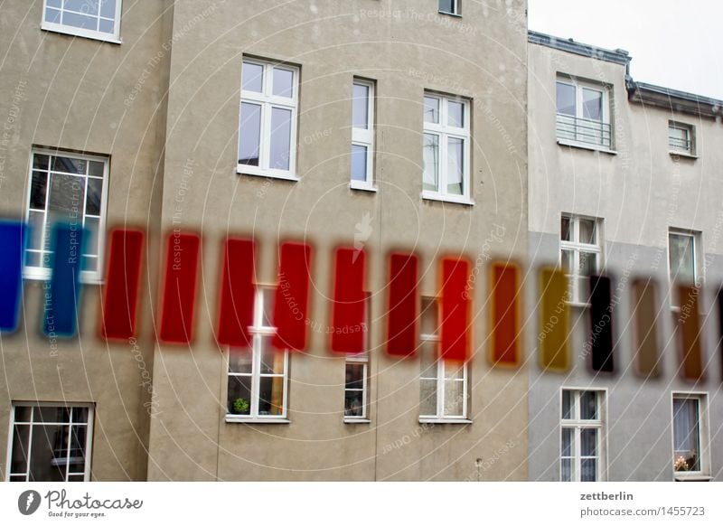 Farbstreifen Haus Wohnhaus Wohnhochhaus Mehrfamilienhaus Hinterhof hinten Gasse Rückansicht Fassade Fenster Fensterfront Farbe Farbselektion mehrfarbig