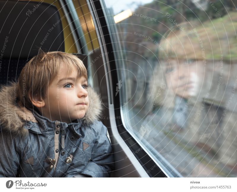 gedanken nachhängen Tourismus Ausflug Abenteuer Winter Mensch maskulin Kleinkind Junge Kindheit Kopf 1 3-8 Jahre Landschaft Wiese Bahnhof Mauer Wand