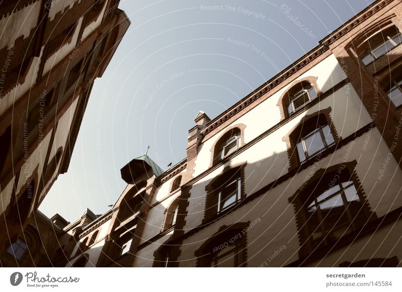 [HH08.3] lichtblicke Haus Tunnelblick Klassik Klassizismus Stil Design Fenster Aussicht Alte Speicherstadt Froschperspektive eng schmal Reflexion & Spiegelung