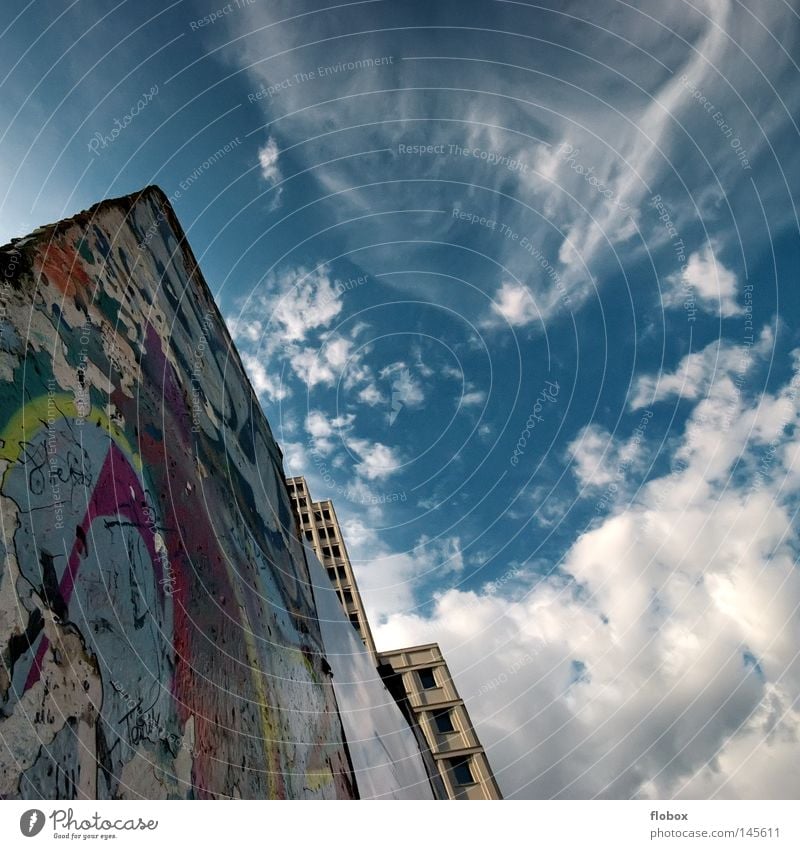 It is Berlin, again. Stadt Potsdamer Platz Mauer Berliner Mauer Grenze Zone Zonengrenze Grenzanlage Grenzübergang aussperren gefangen Osten historisch