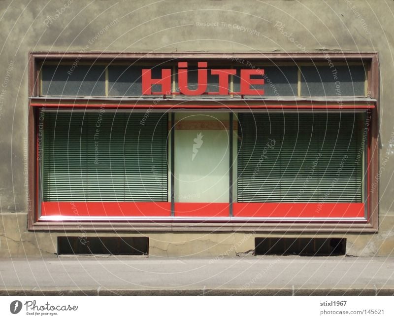 alte hüte Ladengeschäft Hut Schaufenster Fassade Jalousie Fenster Bürgersteig Straße grau braun beige rot Einsamkeit geschlossen verfallen hutfabrik zugesperrt