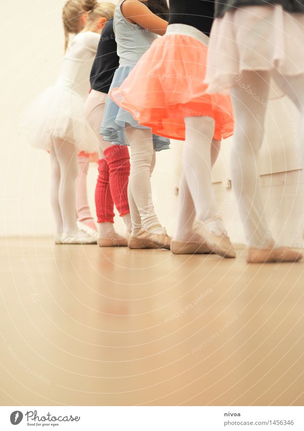 tausendfüssler Tanzen Kindererziehung Mensch feminin Kleinkind Mädchen Kindheit Beine 6 Kindergruppe 3-8 Jahre Tanzveranstaltung Tänzer Balletttänzer Rock